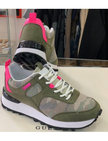 Sneakers Camouflage Guess