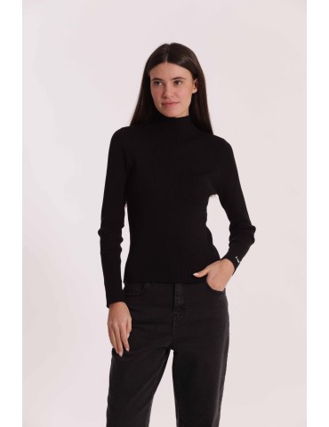 MAGLIA CON RICAMO SUL POLSO