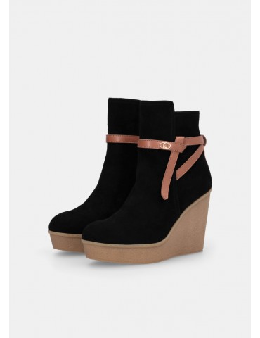 Stivaletti in suede con zeppa