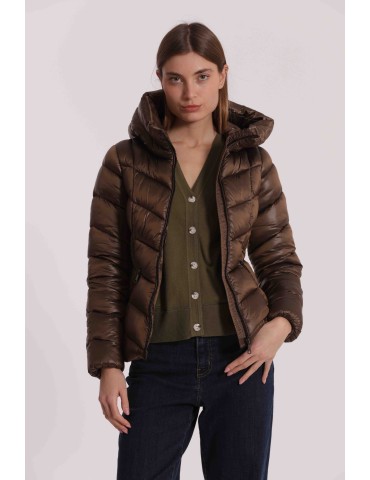 PIUMINO CORTO CON MOTIVO A V