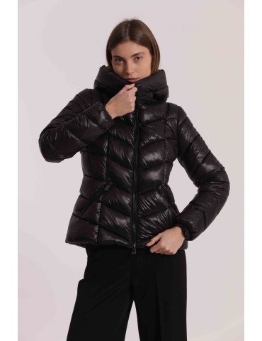 PIUMINO CORTO CON MOTIVO A V