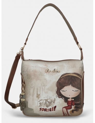 Anekke Borsa a spalla e a...