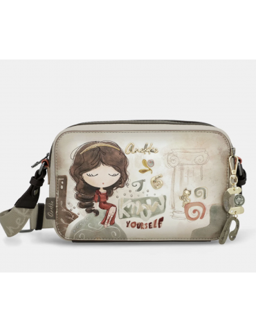 Anekke Borsa a tracolla...