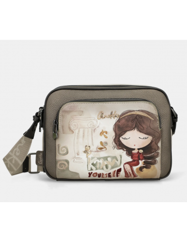 Anekke Borsa a tracolla con...