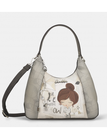 Anekke Borsa a spalla e a...