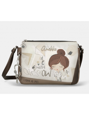 Anekke Borsa a tracolla con...