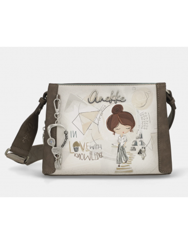 Anekke Borsa a tracolla...